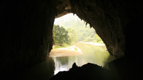 La grotte de Puong au lac de Ba Be