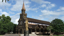 l'église en bois à Kon Tum
