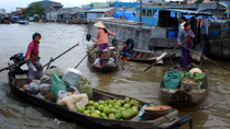 bateaux au marché flottant au delta du Mékong au Vietnam