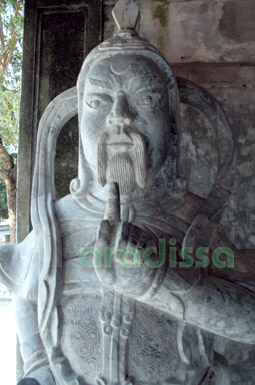Une statue d'un protecteur du temple Do