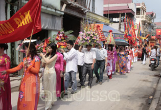 Parade to bring offersings to the King's Mother at the Do Temple Festival