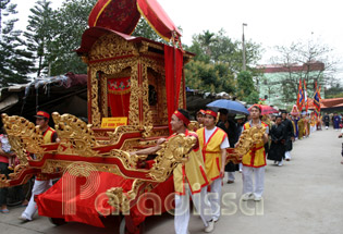 A carriage carrying a King's tablet at the Do Temple Festival