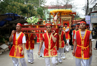 Men carrying an altar with offering at the Do Temple Festival