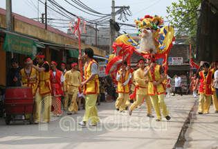 Dragon dance at the Do Temple Festival
