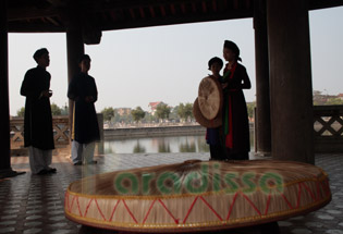 Un spectacle de chansons folkloriques de Quan Ho au temple Do