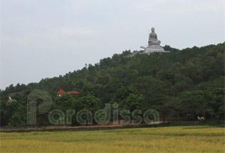 La vue de la Montagne de Phat Tich de la rizière 