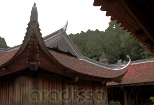 L'arrière-cour de la pagode Phat Tich est paisible à l'architecture soignée et aux toits courbés 