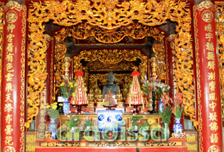 L'autel dédié au Bouddha et Bouddhisme avec la statue de A-Di-Da Budda sculptée au 11e siècle d'une simple dalle de calcaire noir.