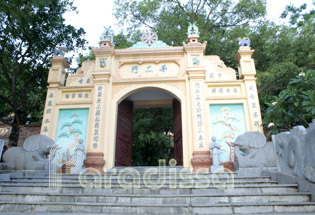 La porte à la pagode de Tieu Son