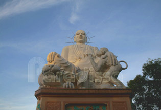 Une statue du Buddha dans la pagode de Tieu Son