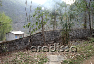 Un mur de roche sans mortier entoure la résidence