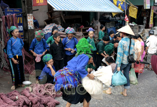 Des dames Nung au marché de Hoang Su Phi