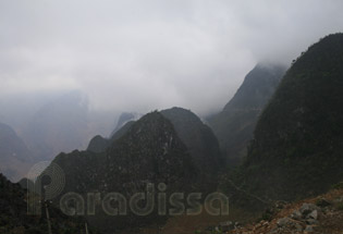 Les sommets des montagnes dans un épais brouillard à Ma Pi Leng