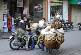 Street vendor in the Old Quarter of Ha Noi