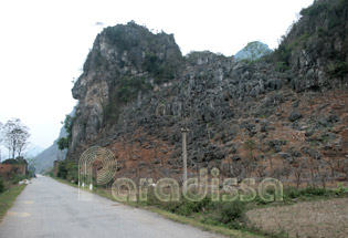 A narrow path at Chi Lang Passage - Lang Son