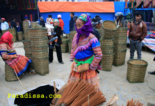 Une dame Hmong vend des bâtons d'encens à Bac Ha