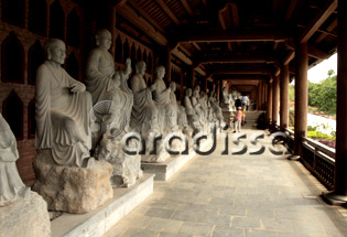 Le couloir des Arhats dans la pagode de Bai Dinh