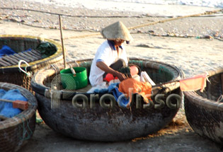 Fixing boat - Mui Ne fishing village