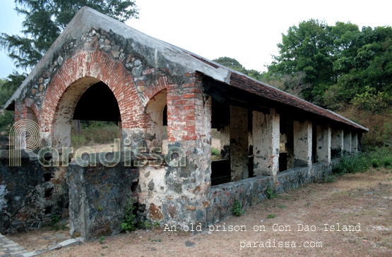 des anciennes prisons sur l'île de Con Dao