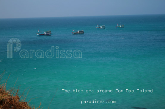 La mer autour l'île de Con Dao