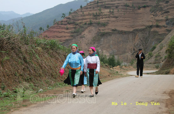 A Hmong family on the way to the Ma Le Market in Dong Van, Ha Giang Province