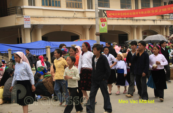 Sunday ethnic market at Meo Vac