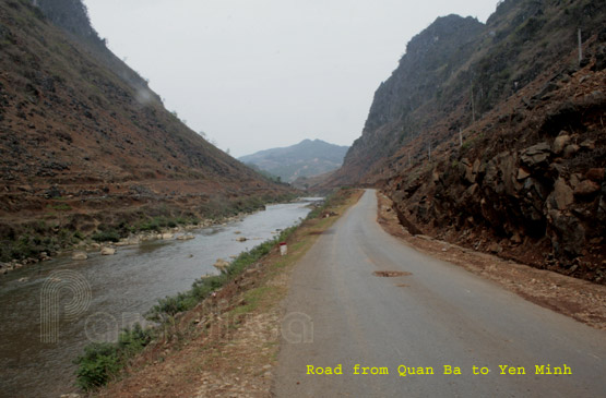 Splendid road by the Nho Que River from Quan Ba to Yen Minh