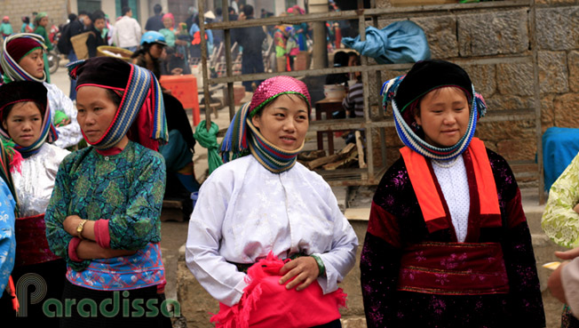 There are people from the Hmong, Tay, Nung,.. communities at the Dong Van Market