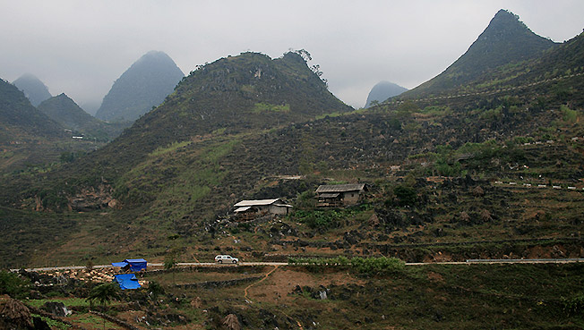 The scenic road at Sung Trai