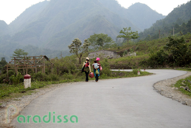 Ethnic people on a scenic road near Quan Ba, Ha Giang