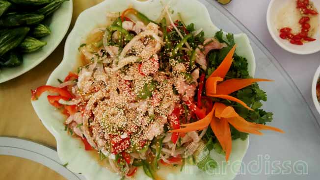 Stir-fied fish with herbs and sesame seeds