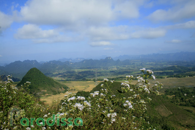 Breathtaking landscape at the Thung Khe Pass between Tan Lac and Mai Chau