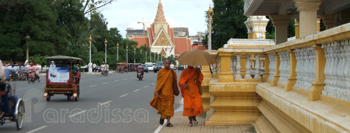Moines bouddhistes à Phnom Penh