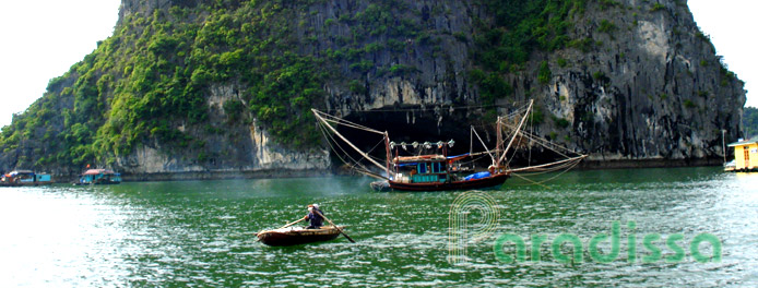 Boats in front of the Bo Nau Cave on Halong Bay
