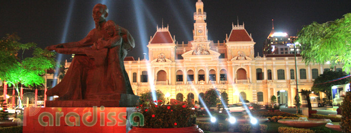 L'Hôtel de Ville à Saigon dans la nuit