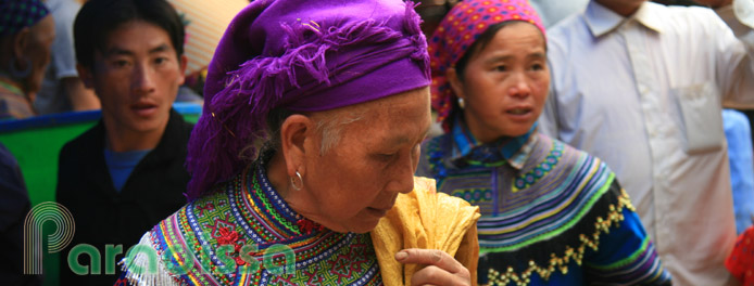 A flower Hmong lady at Can Cau Market