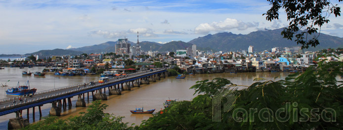 Une vue de la ville de Nha Trang de la tour de Po Nagar