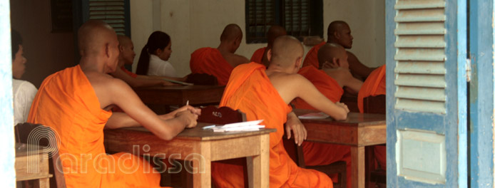 Une classe à la pagode de Samrong Ek