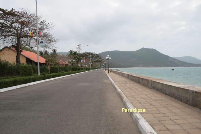 A waterfront road on the Con Son Island (Con Dao) which is loverly for walking or cycling