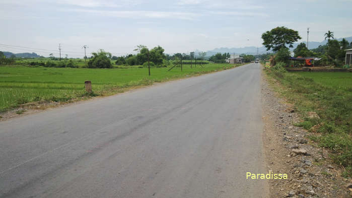Route 12b connects Muong Khen (Hoa Binh Province) and Nho Quan District (Ninh Binh Province) with pristine countryside
