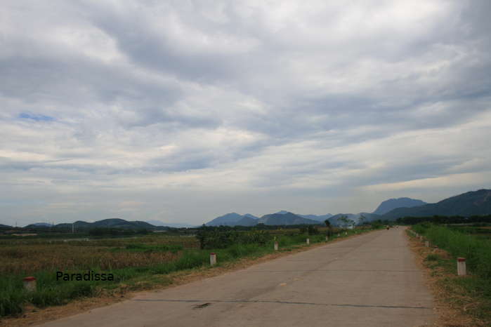 Provincial Route 317 which runs along the Da River connects Phu Tho and Hoa Binh