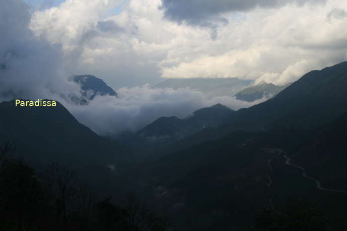Spectacular clouds and mountains viewed from the O Quy Ho Pass in Sapa