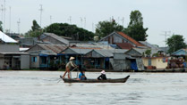 bateau à rames sur le fleuve Mekong à Chau Doc