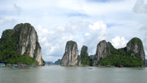 L'île de Dinh Huong dans la baie d'Along