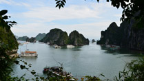 Vue de la baie d'Halong de la grotte de Sung Sot