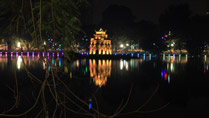 Le lac Hoan Kiem à Hanoï dans la nuit