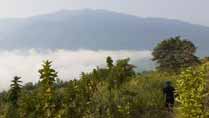 Des montagnes et nuages sur un trek à Hang Kia