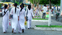 Jeune filles en Ao Dai à Saigon Ho Chi Minh Ville