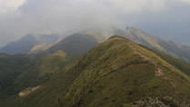 The thin footpath on the way to the summit of Ta Chi Nhu (Phu Song Sung)