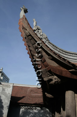 Le toit courbe de la maison est conservé des temps anciens 